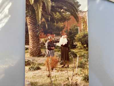 E fu poco dopo la nascita di Elisa, nel 1982, che anche i suoi genitori, Sebastiano e Grazia, si trasferirono nell�antico edificio insieme ai nonni. A questo proposito ci mostra uno scatto che la ritrae a pochi mesi di vita: � in braccio alla mamma che posa con la nonna nel giardino della villa